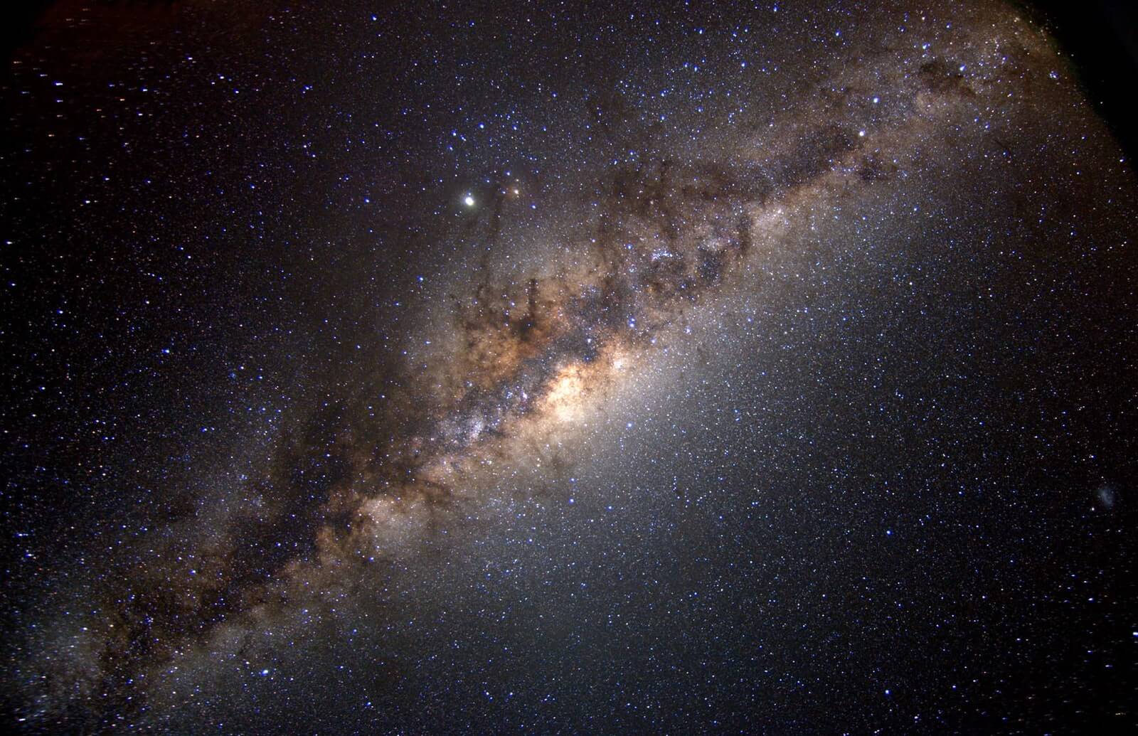 Наш космический дом. Млечный Путь появился около 14 млрд лет назад в результате слияния огромных облаков газа и пыли под воздействием гравитации. Фото.