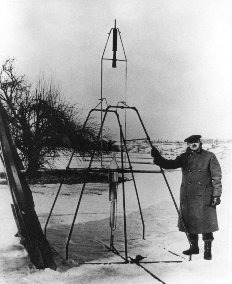 Изобретение космической ракеты казалось людям бредом. Запуск ракеты в 1926 году. Фото.