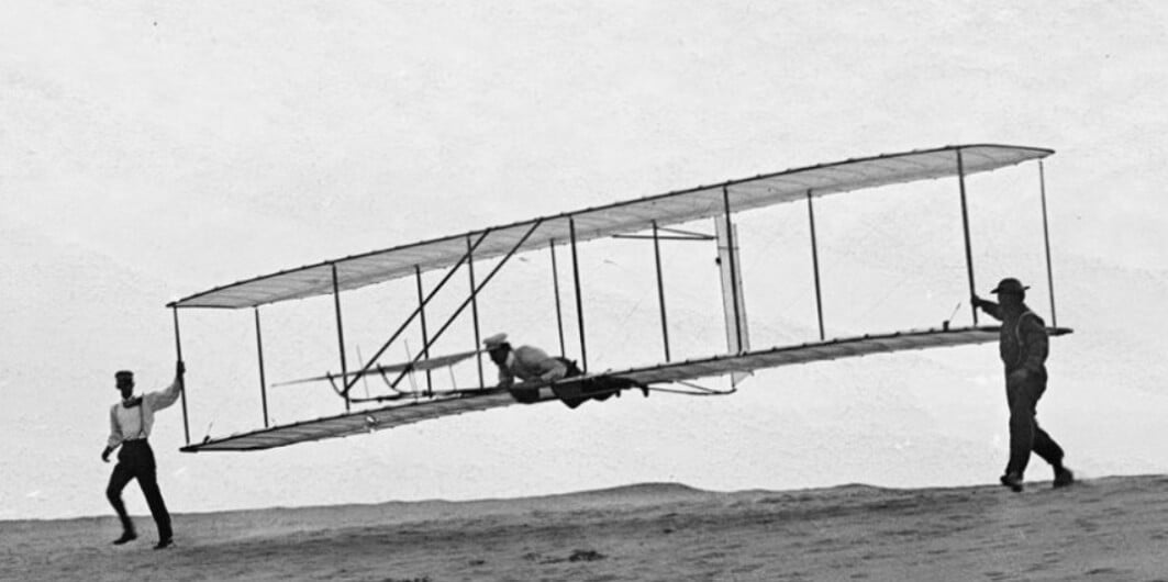 Изобретение самолета казалось людям невозможным. Первый полет на самолете в 1903 году. Фото.