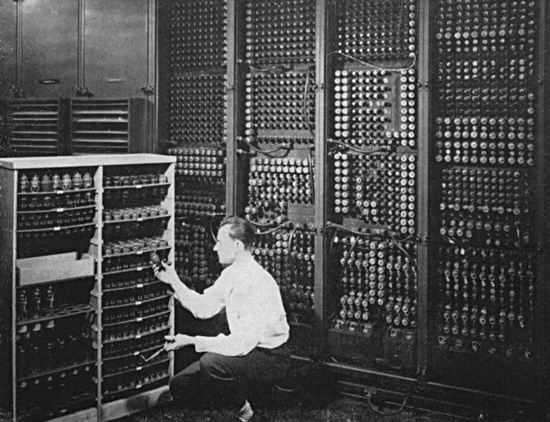 Домашние компьютеры считались бесполезными. Самые первые компьютеры занимали много места. Фото.