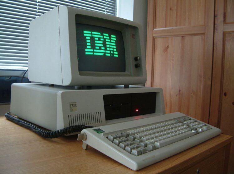 Домашние компьютеры считались бесполезными. Первый массово доступный персональный компьютер IBM 5150. Фото.