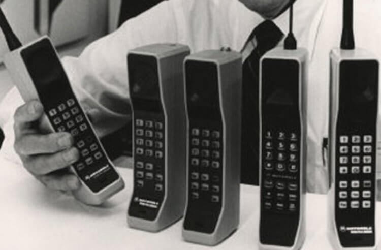 Мобильные телефоны были дорогими и неудобными. Прототипы первого мобильно телефона Motorola. Фото.