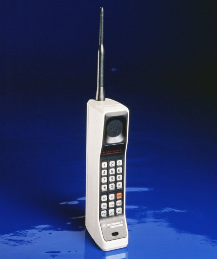Мобильные телефоны были дорогими и неудобными. Мобильный телефон Motorola DynaTAC 8000X. Фото.