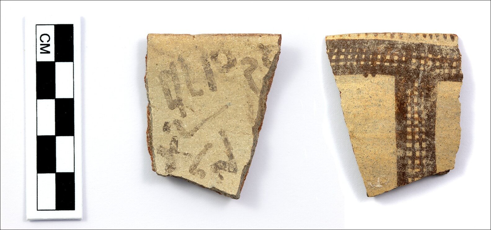 Самые первые письменные документы. Горлышко керамической чаши с древними надписями. Фото.