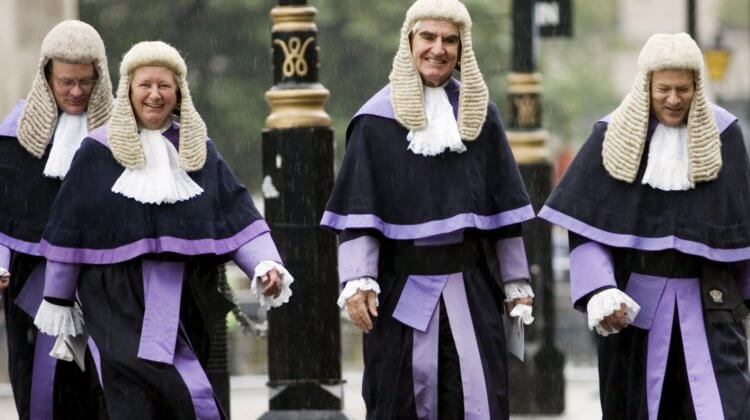 Почему мужчины носили белые парики даже после эпидемии. Сегодня белые парики из конских волос носят только судьи и парламентарии в Великобритании и Австралии. Фото.