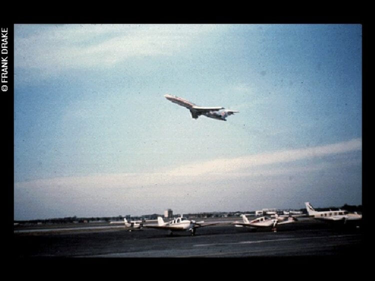 Фотографии на золотом диске «Вояджера». Самолет в момент взлета. Фото.
