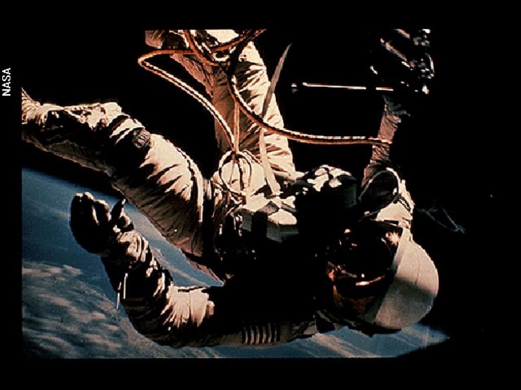 Фотографии на золотом диске «Вояджера». Человек в открытом космосе. Фото.