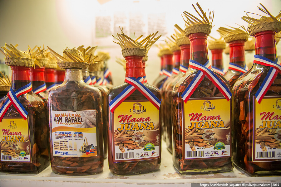 Мамахуана — настойка из Доминиканской республики. Бутылки с мамахуаной. Фото.