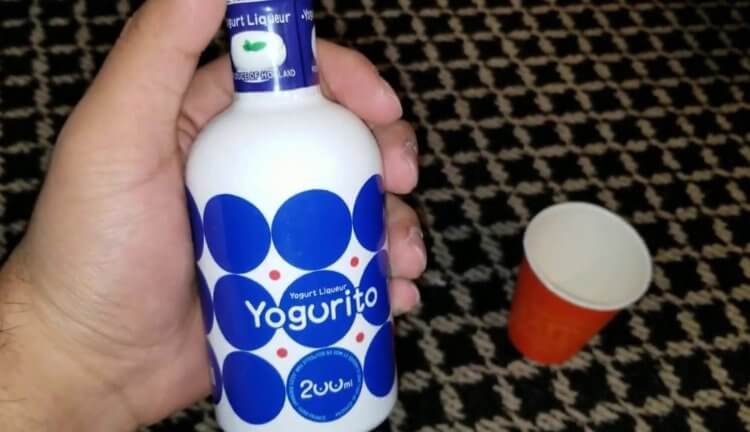Йогурито — йогуртовый ликер из Японии. Бутылка йогурито. Фото.