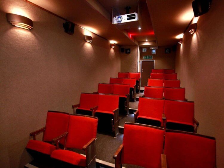 Автомобиль со встроенным кинотеатром. Кинотеатр внутри автобуса Bedford SB3. Фото.