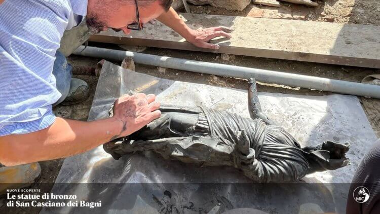 Учены нашли статуи времен Древнего Рима. Процесс очищения статуи от грязи. Фото.