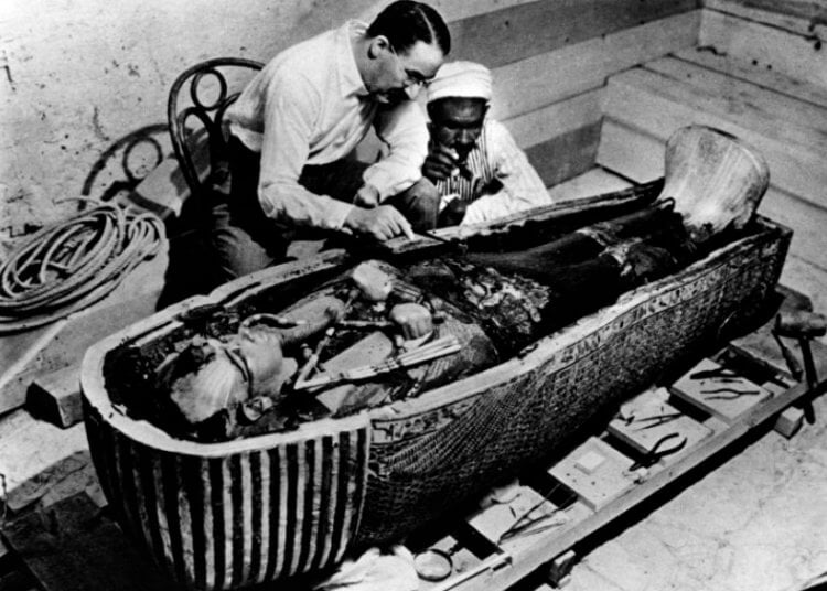 Тело Тутанхамона бальзамировали «по-особенному». Вскрытие саркофага с мумией Тутанхамона. Фото.