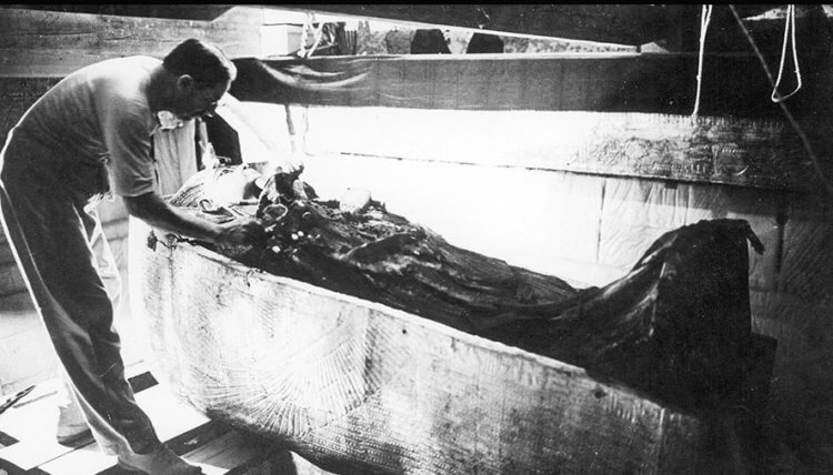 Мумия Тутанхамона почти полностью разрушилась. К сожалению, в XX веке ученые были крайне неаккуратными. Фото.