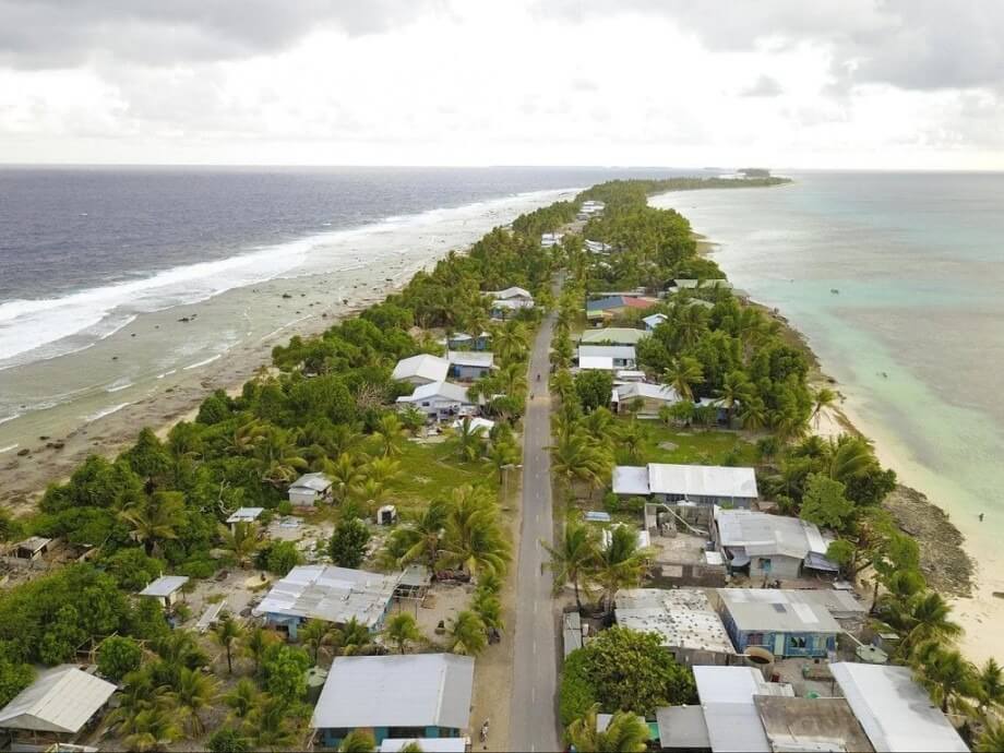 Почему на островах Тувалу тяжело жить. В 1972 году ураган Бебе разрушил все постройки островов Тувалу. Фото.