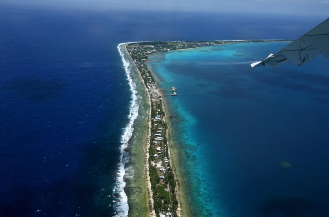 tuvalu country 14 lt;pgt;В одной из предыдущих статей мы перечислили города, которые в будущем окажутся под водой из-за глобального потепления и повышения уровня мирового океана. При этом мы не упомянули небольшое государство, жители которого уже сейчас страдают от проблем, вызванных изменениями климата. Речь идет о тихоокеанской стране Тувалу, которая состоит из девяти небольших островов, и в любой момент рискует исчезнуть с лица Земли в результате возникновения мощной волны в океане. Недавно власти этого государства решили увековечить свою культуру и историю внутри виртуальной реальности - государство Тувалу планирует стать „первой цифровой страной“. В рамках данной статьи мы узнаем, каким образом 11 тысяч человек выживают на крошечных островах, какие национальные ценности они хотят сохранить, почему страну не посещают туристы и много других интересных фактов.