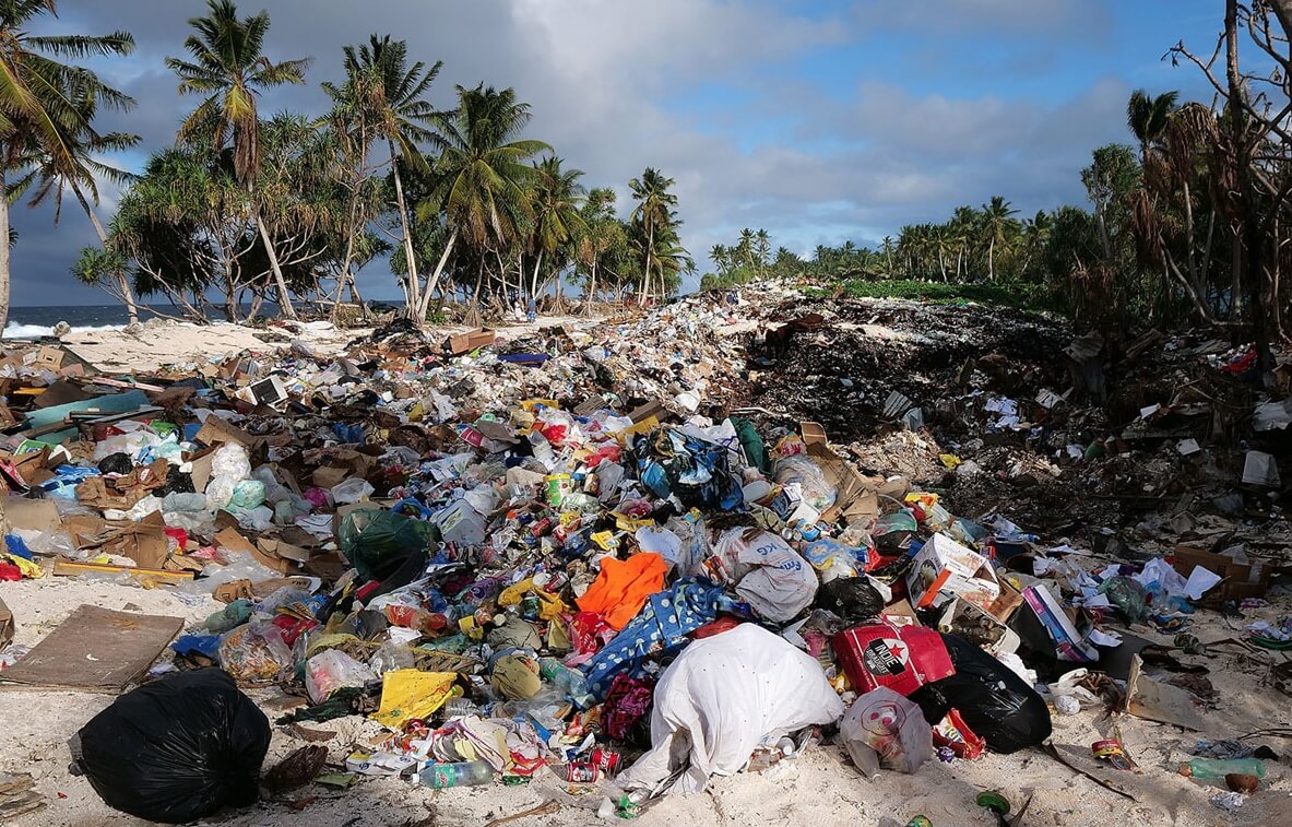 Почему на Тувалу не летят туристы. Вдобавок ко всему перечисленному выше, в Тувалу много мусора, потому что там нет возможности заниматься ее переработкой. Фото.