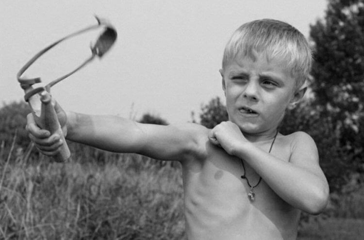 Рогатки советских детей. Стрельба из рогатки было одним из самых любимых занятий советских мальчишек. Фото.
