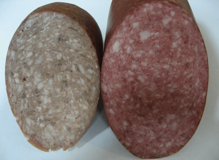 Что такое нитриты и зачем их используют в мясных продуктах. Цвет колбасы с нитритом натрия (справа) и без него. Фото.
