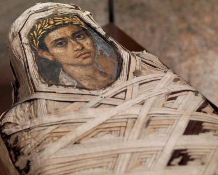 Археологи нашли в Египте портреты древних мумий. Фаюмский портрет — редкий древнеегипетский артефакт, который последний раз находили 150 лет назад. Фото.