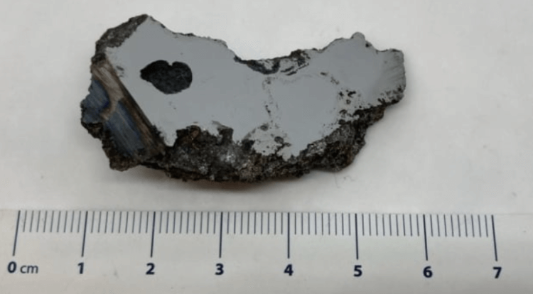 Космические кристаллы внутри метеорита. Минерал олсенит, один из трех минералов, обнаруженных в астероиде Эль-Али. Фото.