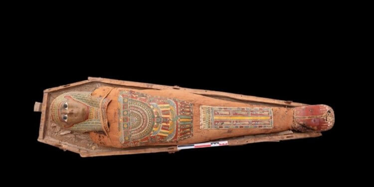 Другие артефакты из некрополя Филадельфии. Саркофаг с мумией внутри, обнаруженный в некрополе в Филадельфии. Фото.