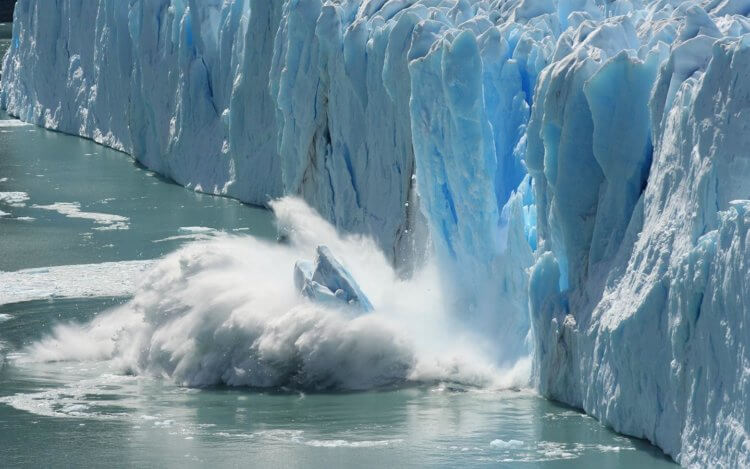Таяние ледников и повышение уровня океана. В 2022 году ледники продолжили активно таять. Фото.