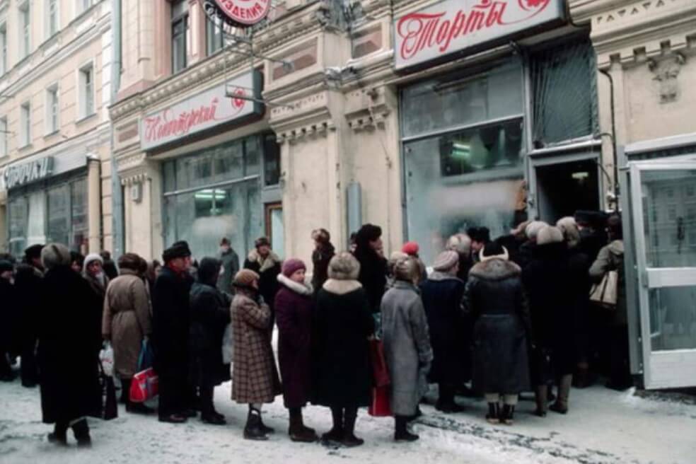 Почему «Птичье молоко» любили в СССР. Чтобы купить «Птичье молоко», люди выстраивались в очередь. Фото.