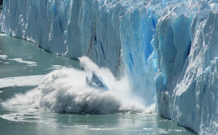 Тающие ледники издают громкие звуки. Звук откалывающихся ледников похож на взрыв. Фото.