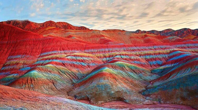 Разноцветные горы в Китае — в чем секрет этого чуда природы. Ландшафт Дэнксия — место, над которым возвышаются разноцветные горы Китая. Фото.