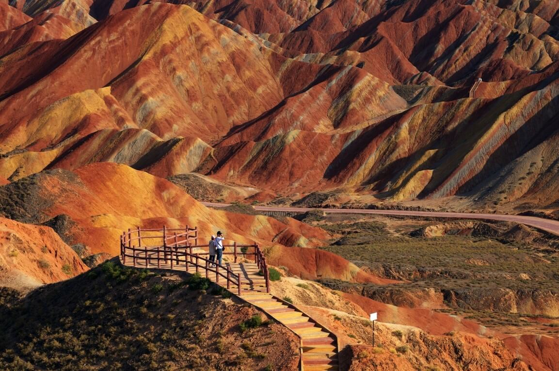 Ландшафт Дэнксия — цветные горы Китая. В период пандемии туристов стало заметно меньше. Фото.