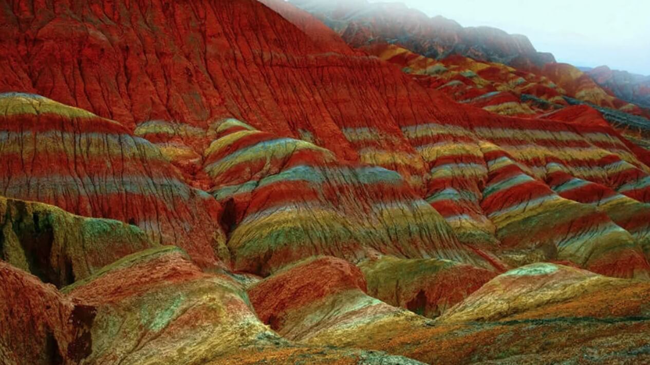 Ландшафт Дэнксия — цветные горы Китая. На некоторые из этих возвышенностей очень тяжело взобраться. Фото.