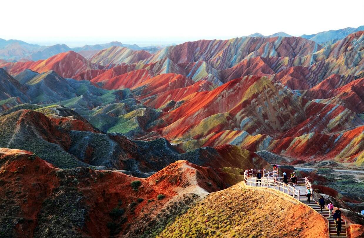 Ландшафт Дэнксия — цветные горы Китая. Специально для туристов были построены смотровые площадки. Фото.
