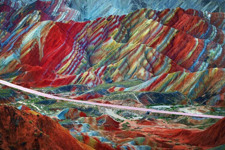 Легенда о самых красивых горах Китая. На некоторых фотографиях ландшафт Дэнксия выглядит как что-то фантастическое. Фото.