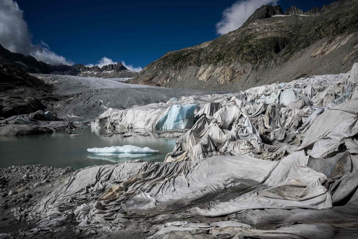 Экология Земли в 2022 году. Ледник, покрытый изоляционным материалом. Фото.