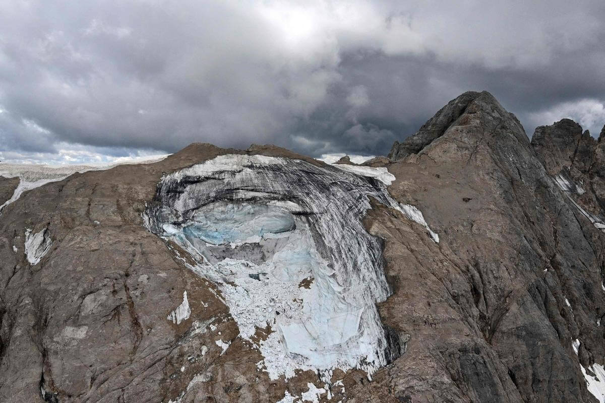 Экология Земли в 2022 году. Обрушение ледника Мармолада. Фото.