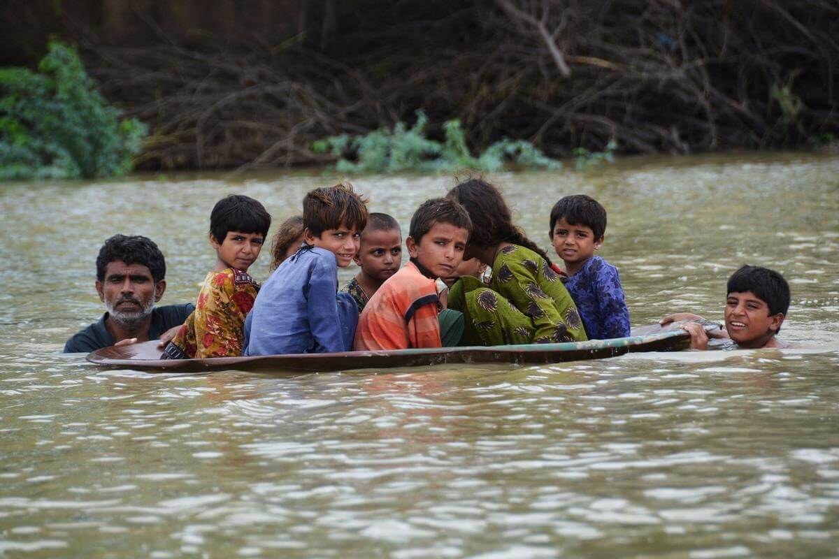 Экология Земли в 2022 году. Спасение детей во время наводнения. Фото.