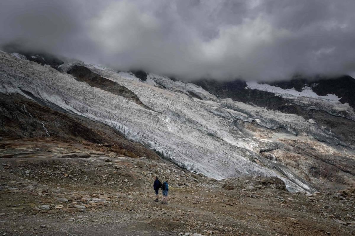 Экология Земли в 2022 году. Тающий ледник в Швейцарии. Фото.