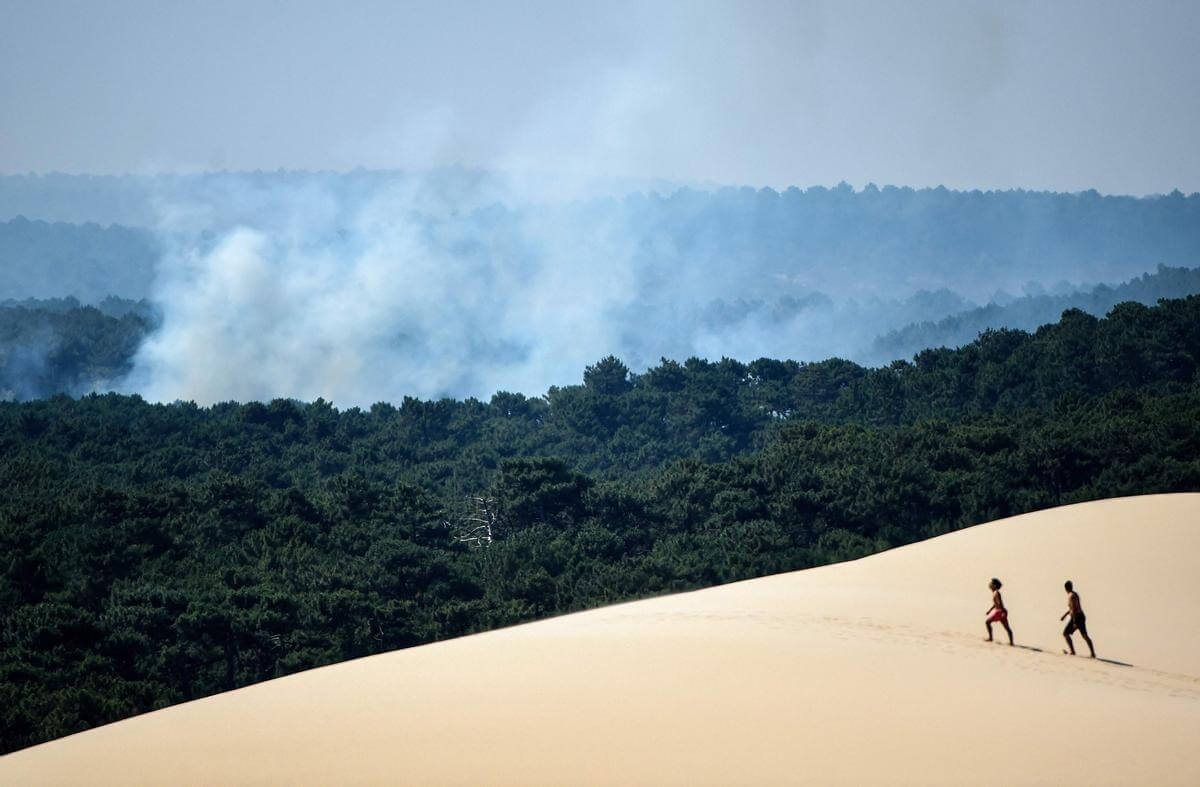 Экология Земли в 2022 году. Дым от лесного пожара на юго-западе Франции. Фото.
