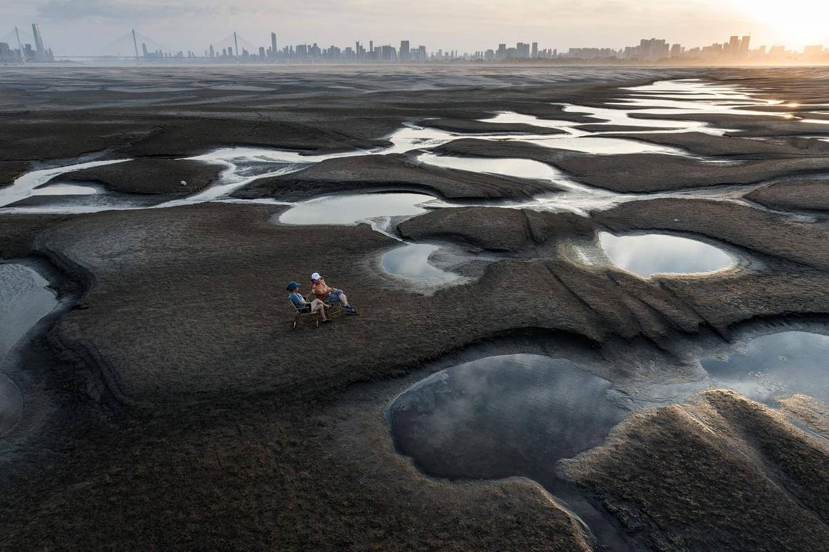 Экология Земли в 2022 году. Люди на пересохшей части реки Янцзы. Фото.