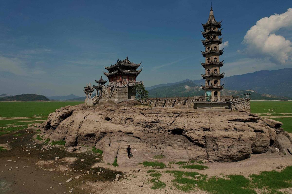Экология Земли в 2022 году. Древние храмы на китайском острове. Фото.
