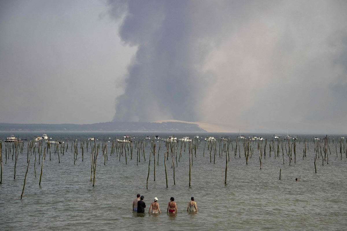 Экология Земли в 2022 году. Столб дыма от лесного пожара во Франции. Фото.