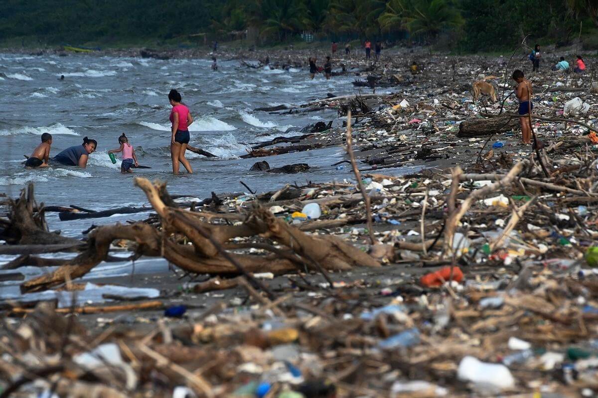 Экология Земли в 2022 году. Замусоренный пляж в Гондурасе. Фото.