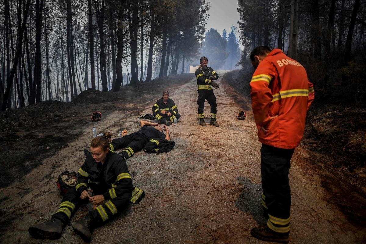Экология Земли в 2022 году. Пожарные после тяжелой работы. Фото.