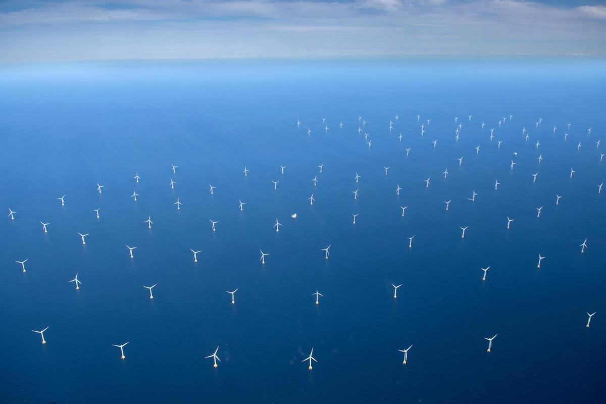 Экология Земли в 2022 году. Ветряная электростанция в Балтийском море. Фото.