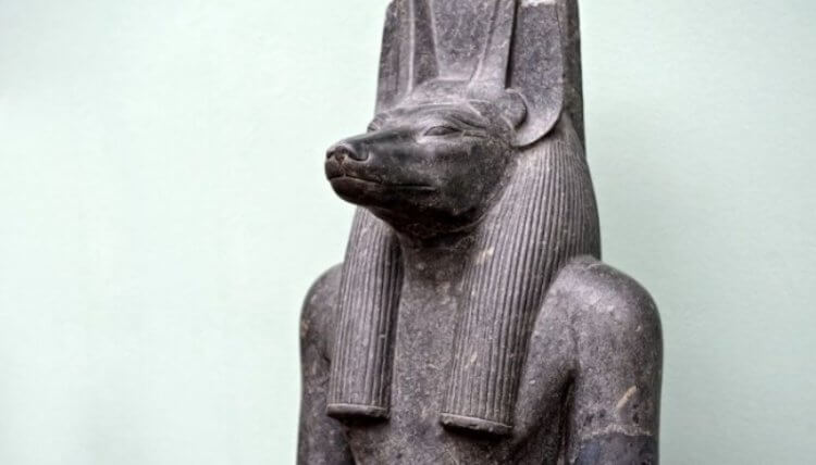 Зачем египтяне делали мумий. Древние египтяне натирали натроном и благовониями статуи богов. Фото.