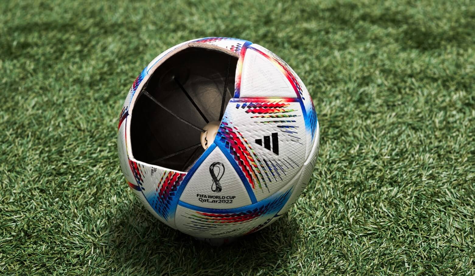 Датчики в футбольных мячах. Футбольный мяч Adidas Al Rihla с датчиком IMU. Фото.