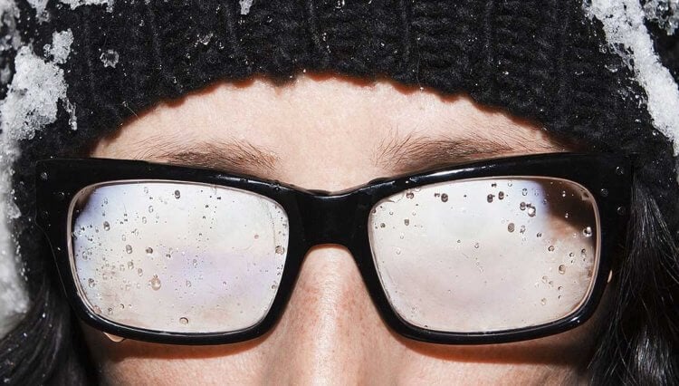 Почему потеют очки зимой. Запотевшие очки не только раздражают, но и могут быть опасными, потому что перекрывают зрение. Фото.