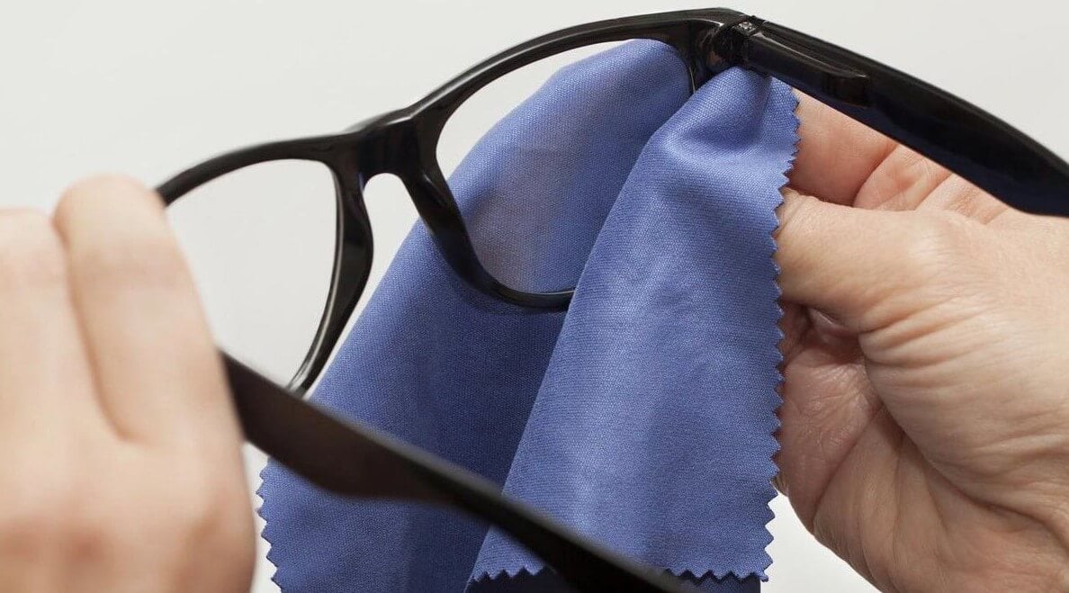 Лучшие средства для защиты очков. Глицерин может спасти очки от запотевания. Фото.