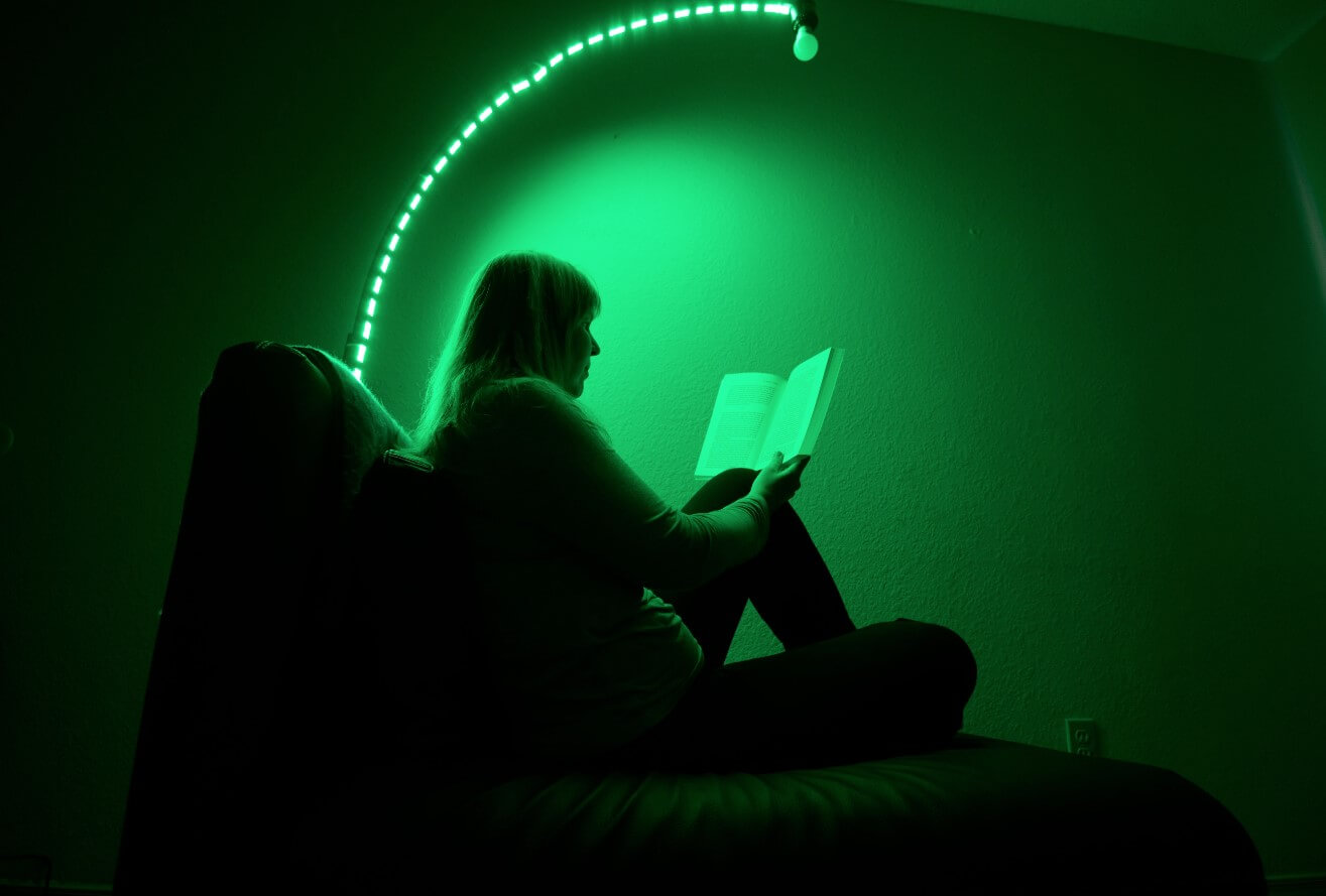 Как зеленый свет влияет на мозг. Возможно, при сильной головной боли нам следует включать зеленое освещение. Фото.