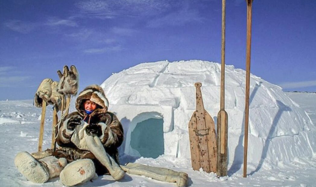 Где живут эскимосы. Иглу помогает эскимосам спастись от сильного холода. Фото.